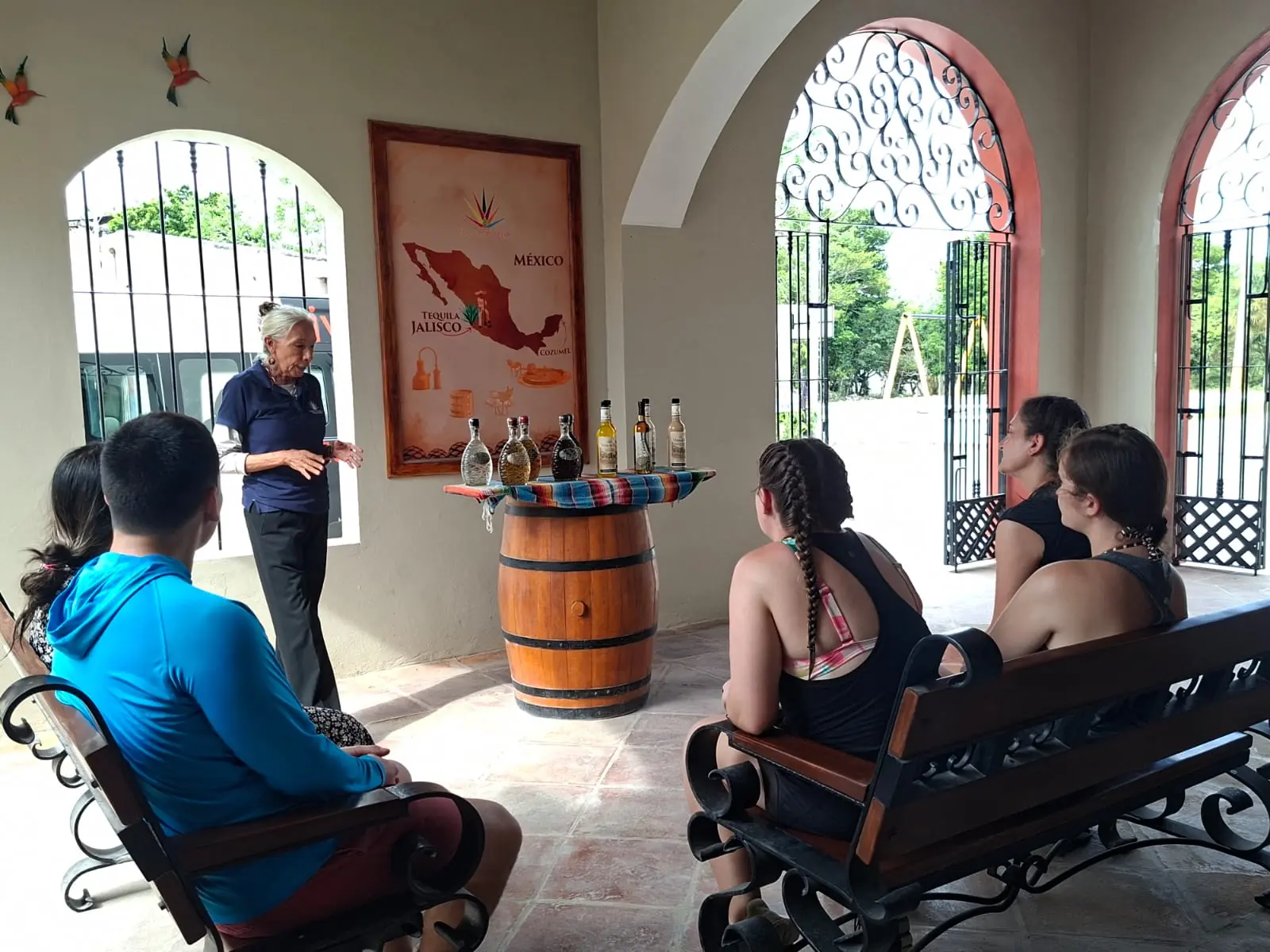 Parada local de tequila y artesanías en la ruta del tour en Cozumel
