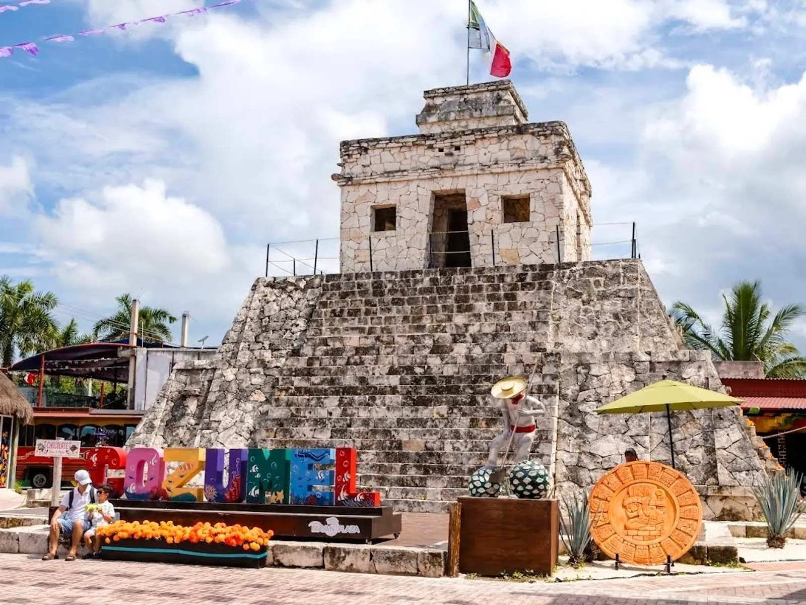 Mayan Plaza y referencia de pirámide en Cozumel cerca de punto de encuentro