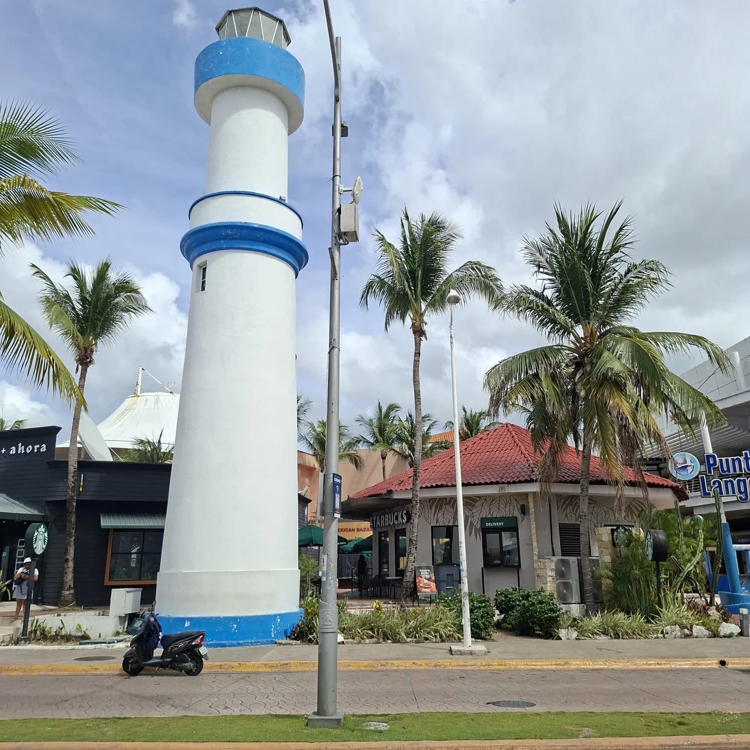 Aqui + Ahora + Starbucks Muelle Punta Langosta