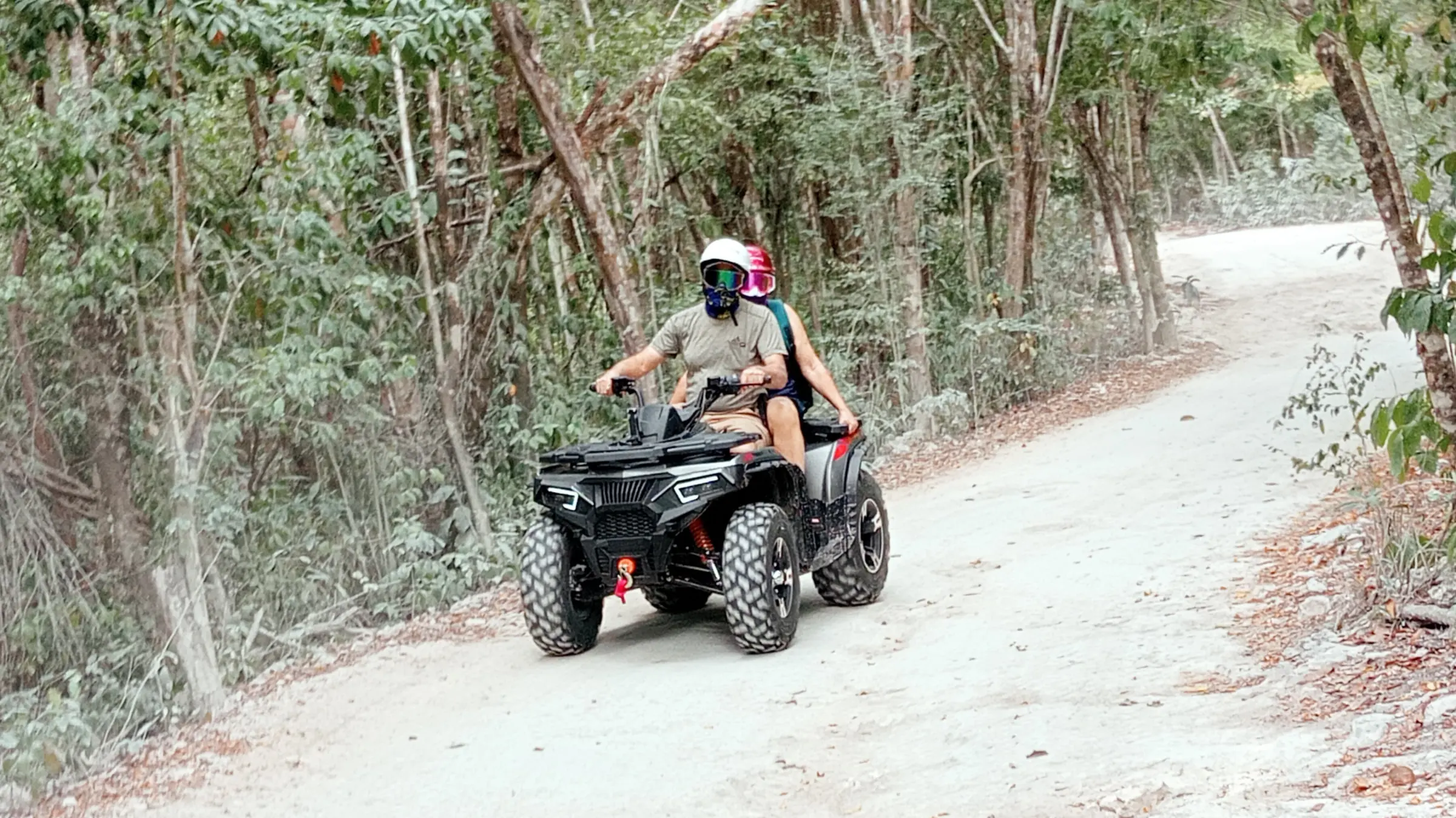 Maneja tu propia cuatrimoto en Cozumel entre selva, cultura maya, Cenote Jade, tequila y compras locales.
